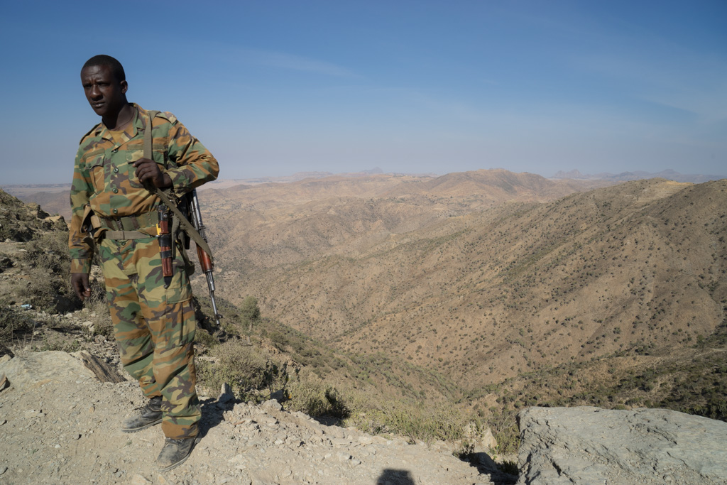 Soldato al fronte. Alle sue spalle le montagne Eritree, vicine e inacessibili.